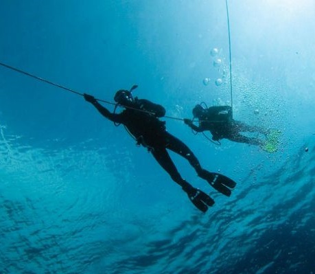 470192692_18290274763212558_2405169412353787666_n Divers swimming underwater